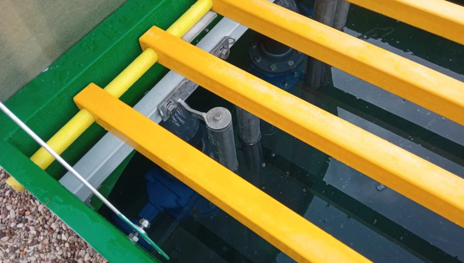 Suministro pozo de bombeo de aguas residuales para entorno residencial en Madrid